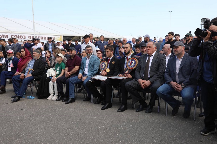 Чемпионам мира по боксу Муслиму Гаджимагомедову и Шарабутдину Атаеву вручили госнаграды